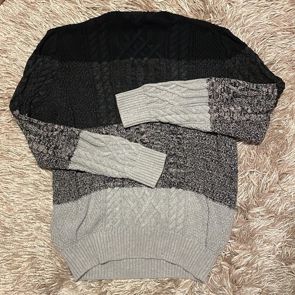 GIORDANO Long‎ Sleeve Gray and Black Sweater Size Medium - Picture 6 of 7